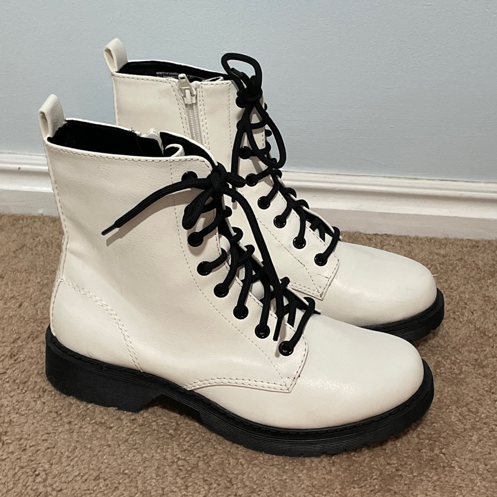 Time & Tru White Combat Boots with Black Soles Size 8W almost brand NEW!